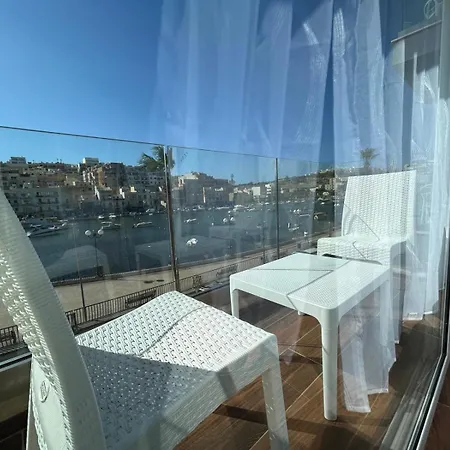 Seafront Apartment *